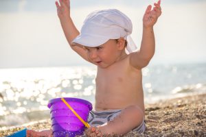 Sonnenbaden mit Babys und Kleinkindern