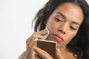 Puder mit Wattepad auftragen