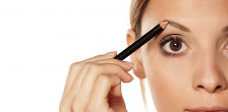 Augenbrauen schminken mit dem Augenbrauenstift