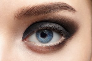 Kajal richtig anwenden für ein beeindruckendes Augen-Make-up. © nizas - Fotolia.com