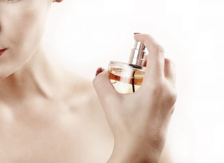 Parfum auftragen