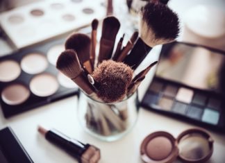 Brillen-Make-up für Kurzsichtige und Weitsichtige