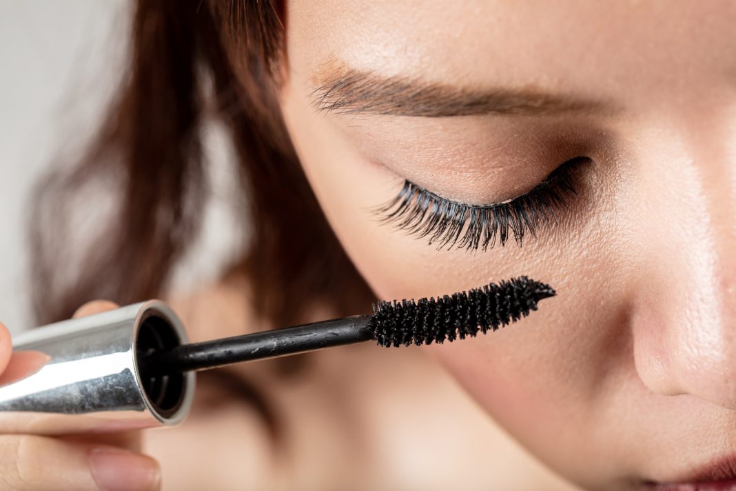 Wer Augenentzündungen vermeiden will, sollte regelmäßig Mascara wechseln