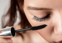 Wer Augenentzündungen vermeiden will, sollte regelmäßig Mascara wechseln