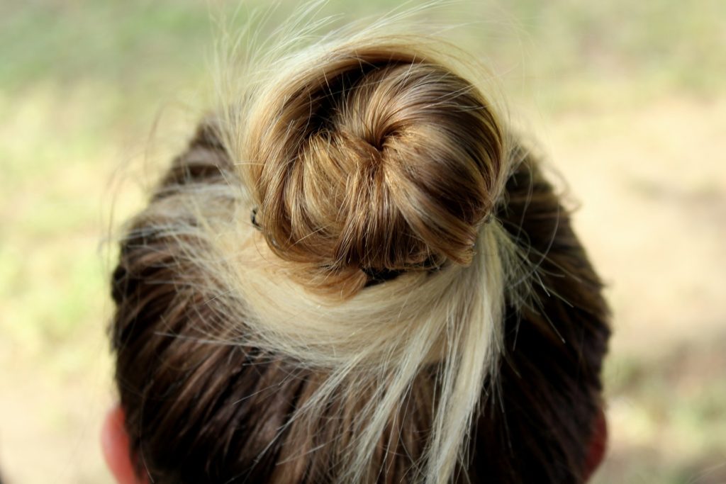 Ein strenger Dutt. Schön, aber kann dem Haar schaden.